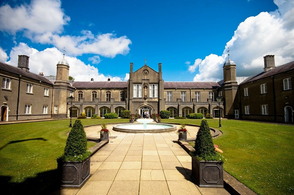 Đại học University of Wales Trinity Saint David là một trong những trường có học phí thấp tại Anh