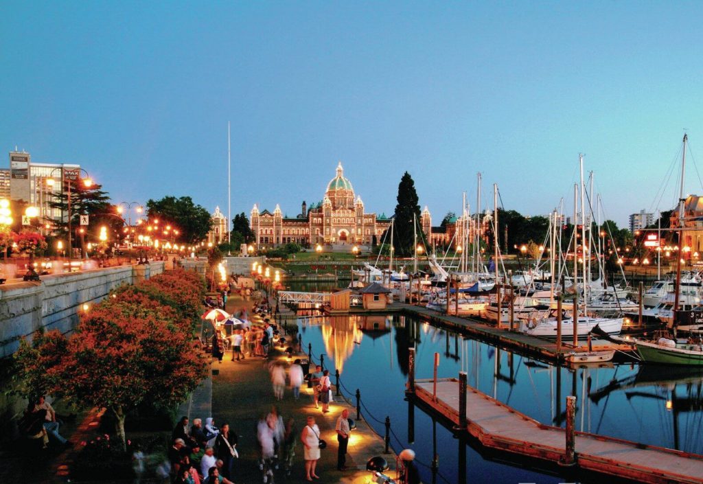 Khung cảnh bến cảng bên trong với cây cầu lúc hoàng hôn