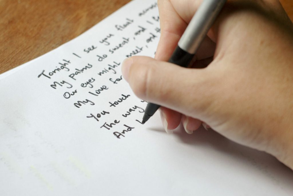 Viết xuống những gì bạn nghe được khi xem video