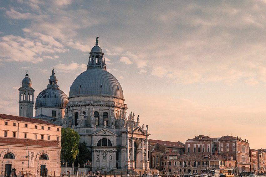 channel-3547224_1280